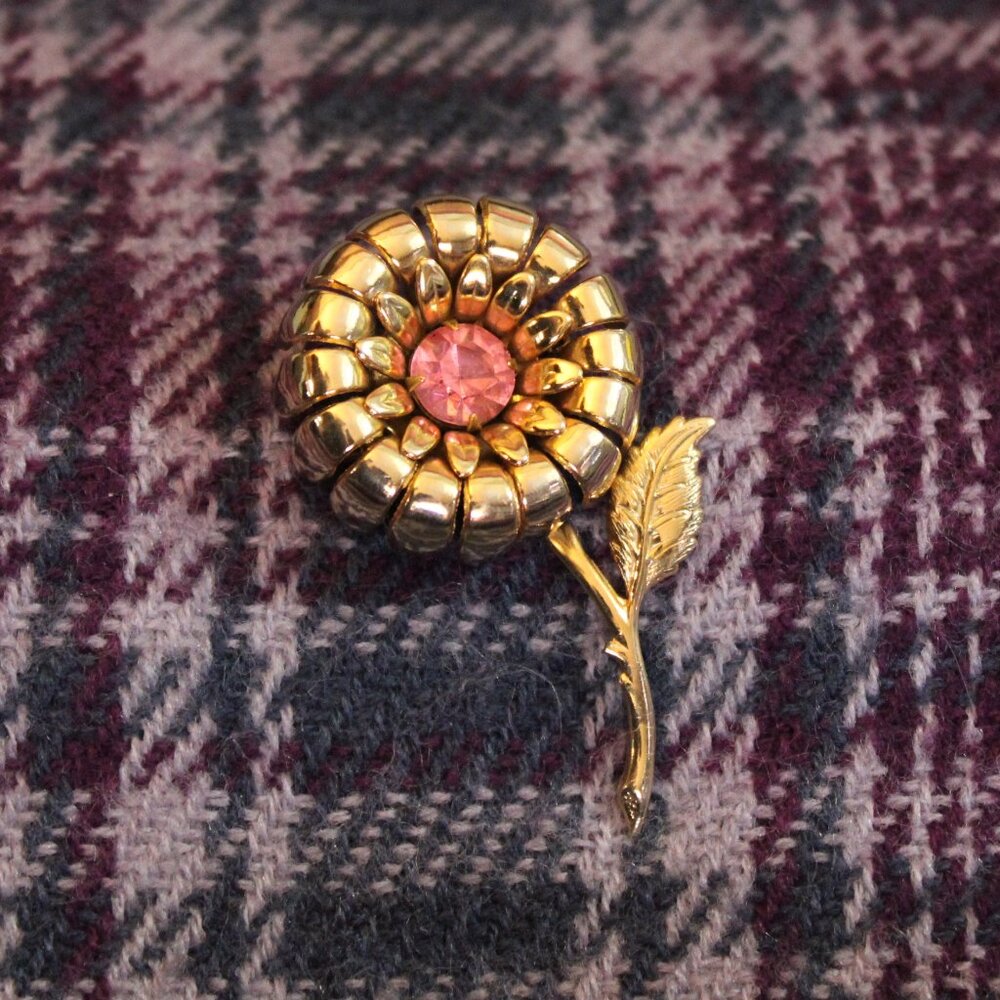 Vintage Gold Tone Flower Daisy 3D Pink Glass Stone Pin Brooch